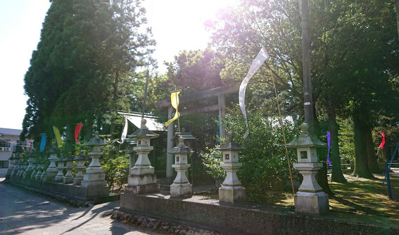 十社大神-春季例祭のため色鮮やかな旗を境内各所に設置